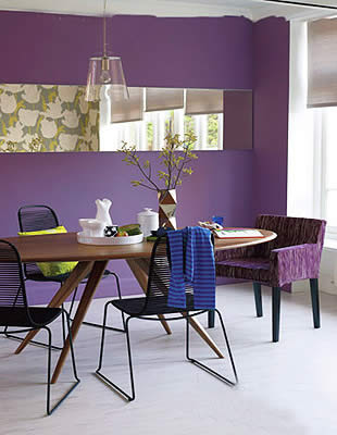 大面积紫色墙面的装饰效果