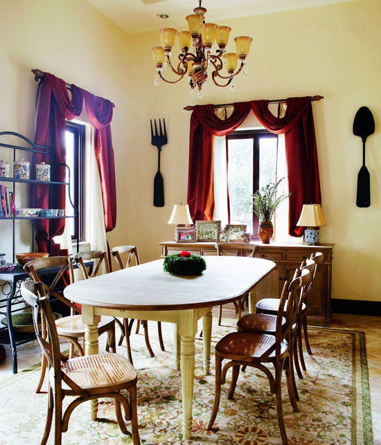 椭圆形实木餐桌和餐椅